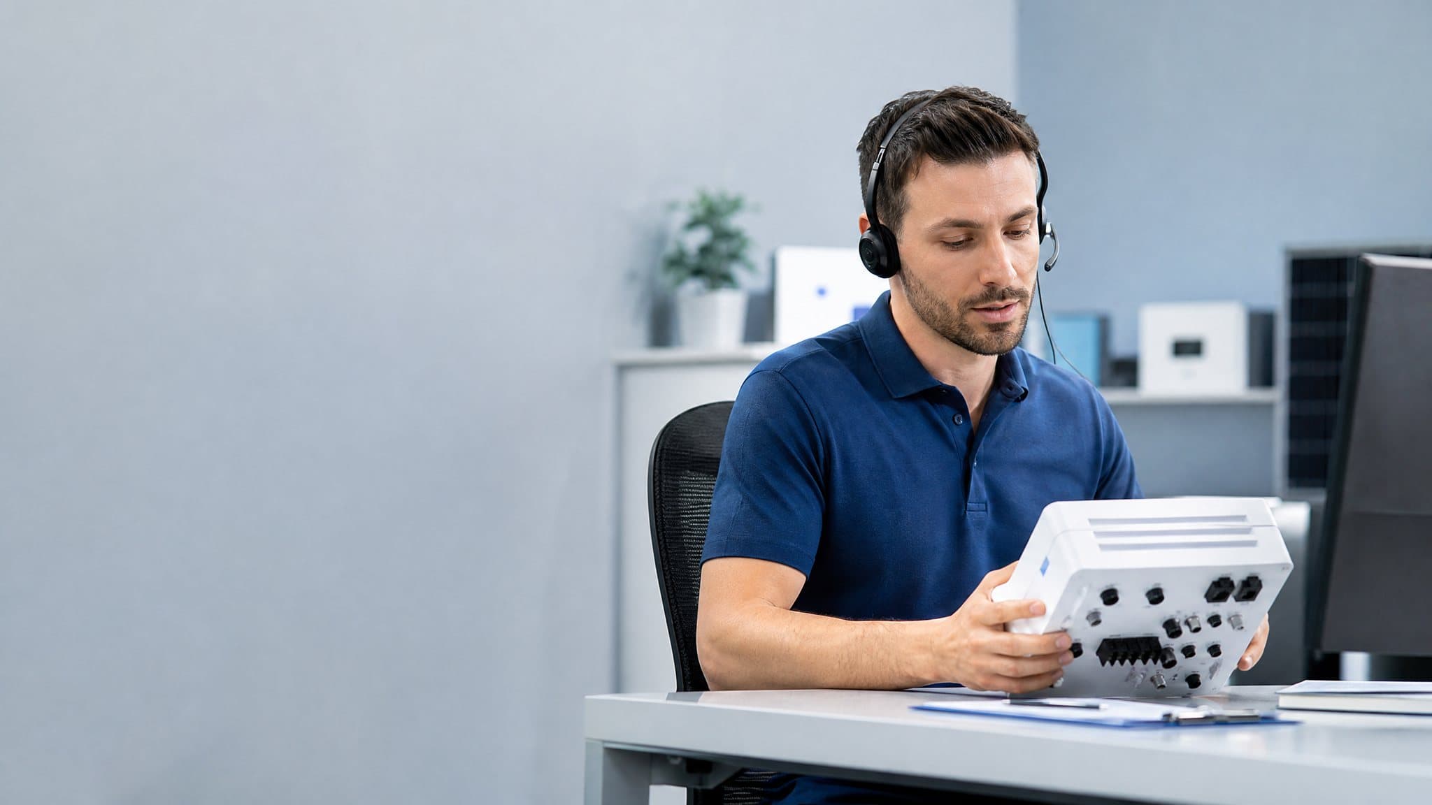 Equipo de atención al cliente de HousePlus respondiendo preguntas de compradores mayoristas